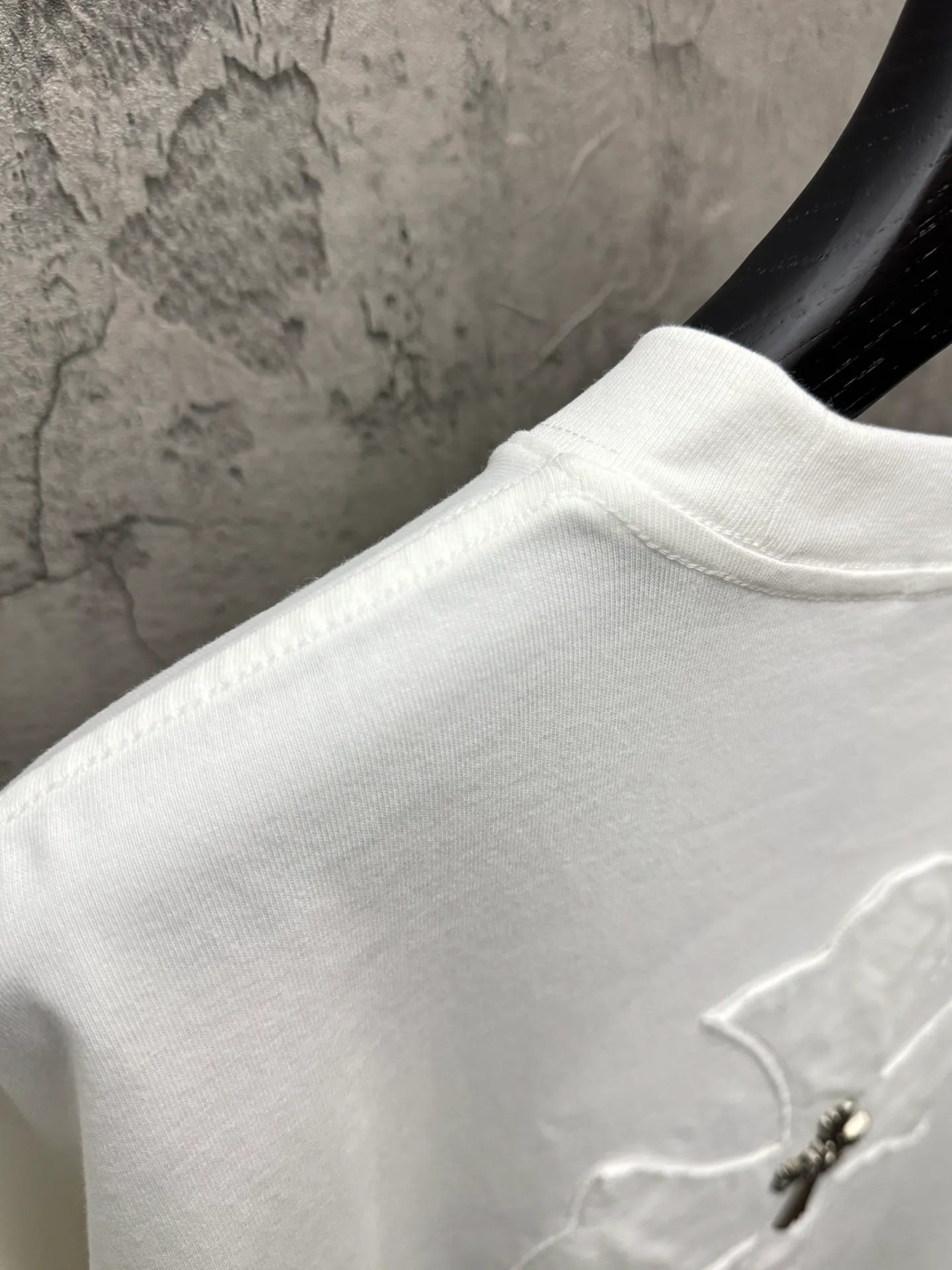 P180 top version, real shot without P, ​​different from market currency) 𝗖𝗵𝗿𝗼𝗺𝗲 𝗛𝗲𝗮𝗿𝘁𝘀/Croxin 2026 spring new original single counter American laser burnt patch embroidered couple short sleeves 👑The highest version! Customized fabric 300 grams, best-selling model at the counter, very comfortable to wear. Accessories: original molded and authenticated collar label ➕ 100% silk wash water label. Genuine purchase-grade original hangtag➕matching hanging rope➕3D hanging beads➕original packaging bag. Craftsmanship: The original version has consistent wiring! The highest version of the armhole matching technique! Color: White Black Size: S M L XL Style No.: 26-2028